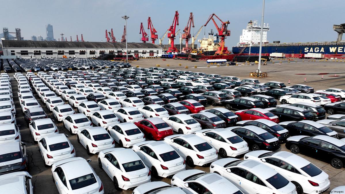 中国港口准备装船出口的电动汽车