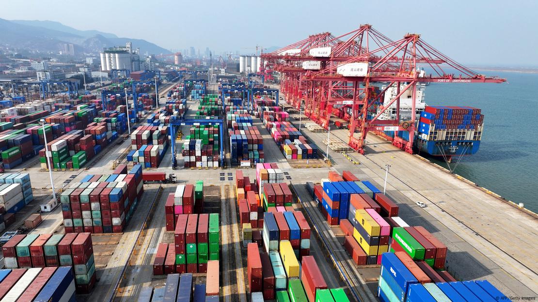 Një anije kontejnerësh ngarkohet në portin e Lianyungangut, në provincën lindore Jiangsu të Kinës, pamje simbolike Një anije kontejnerësh ngarkohet në portin e Lianyungangut, në provincën lindore Jiangsu të Kinës, pamje simbolike