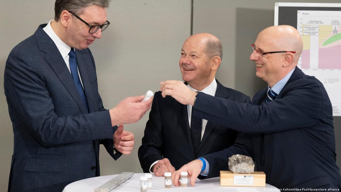 Predsednik Srbije Aleksandar Vučić (levo) i nemački kancelar Olaf Šolc (u sredini) u decembru 2024. u Frajburgu gledaju uzorak rude iz koje bi trebalo da se eksploatiše litijum  