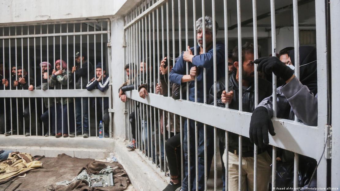 En busca de sus seres queridos, cientos se reúnen en la prisión de Sednaya, sinónimo de las peores atrocidades del régimen de Assad, Damasco (10.12.2024)