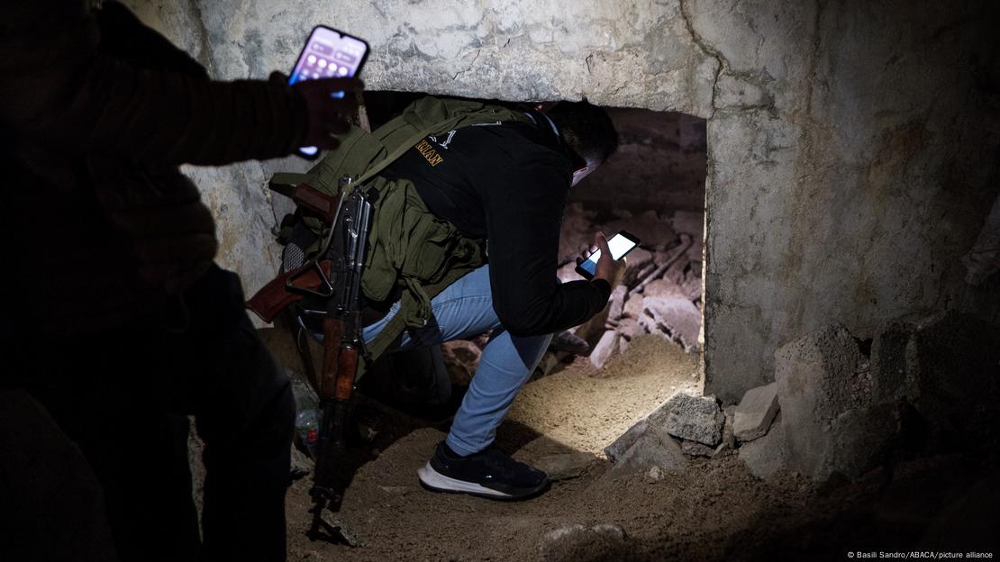 Dos personas buscan celdas secretas en la prisión de Sednaya. Dos personas buscan celdas secretas en la prisión de Sednaya.