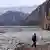 仅仅靠对垃圾回收利用就能让海滩或河流变干净吗？研究者认为，根本出路是人类改变观念，把自己当作自然的一部分。