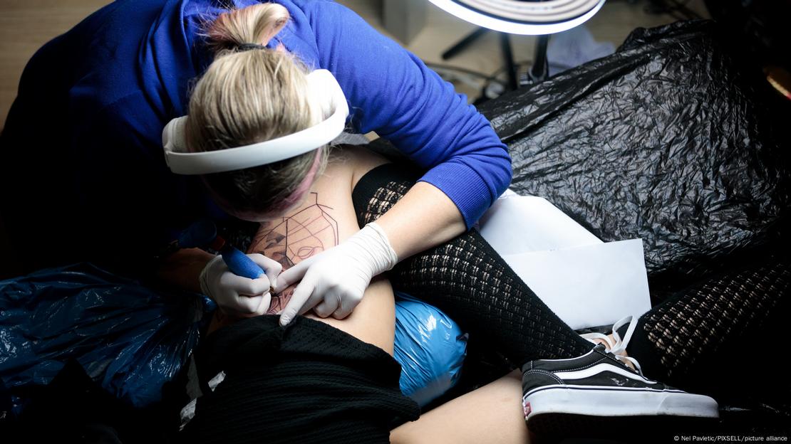 Menos es más: el atractivo personal disminuye con tatuajes extremos, según el estudio con casi 500 participantes en Alemania. Menos es más: el atractivo personal disminuye con tatuajes extremos, según el estudio con casi 500 participantes en Alemania.
