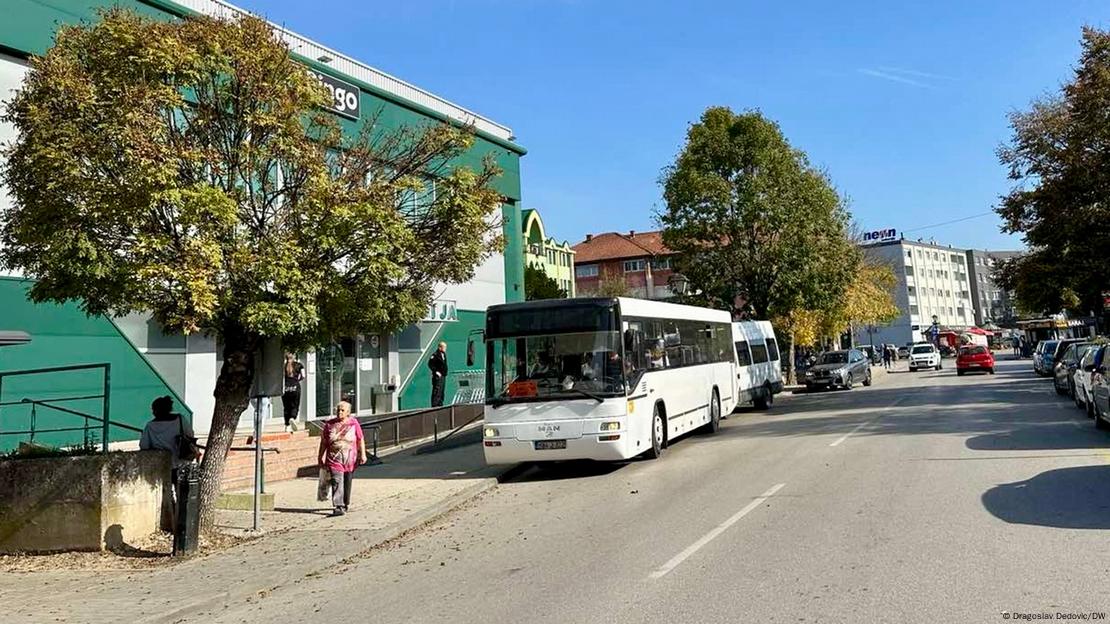 Autobus parkiran na stanici 