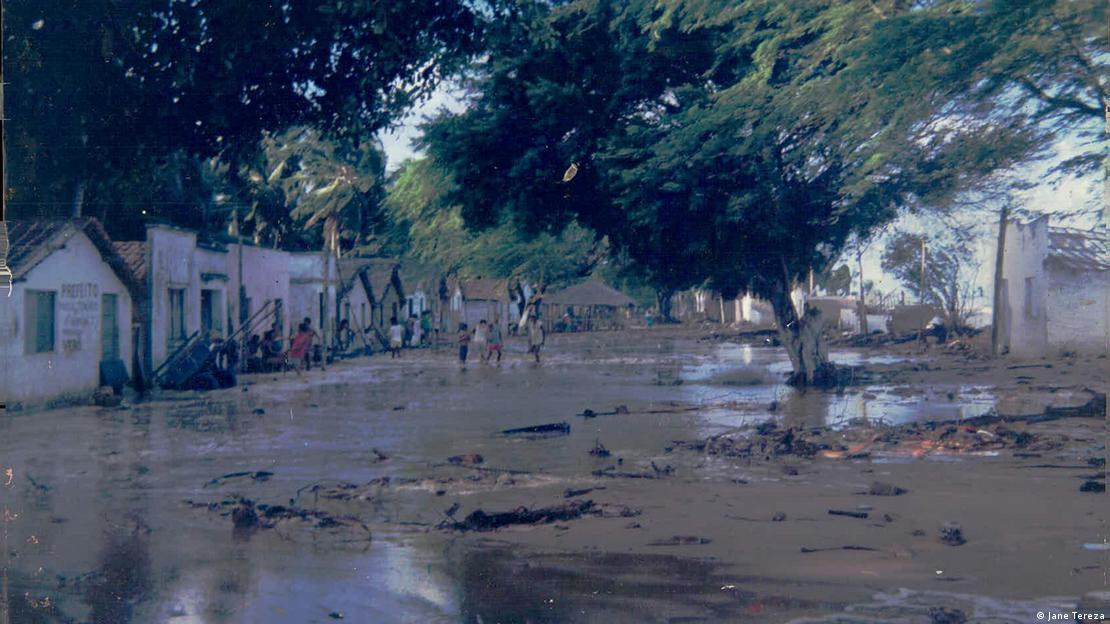 Imagem histórica mostra água do mar nas ruas de Cabeço Imagem histórica mostra água do mar nas ruas de Cabeço
