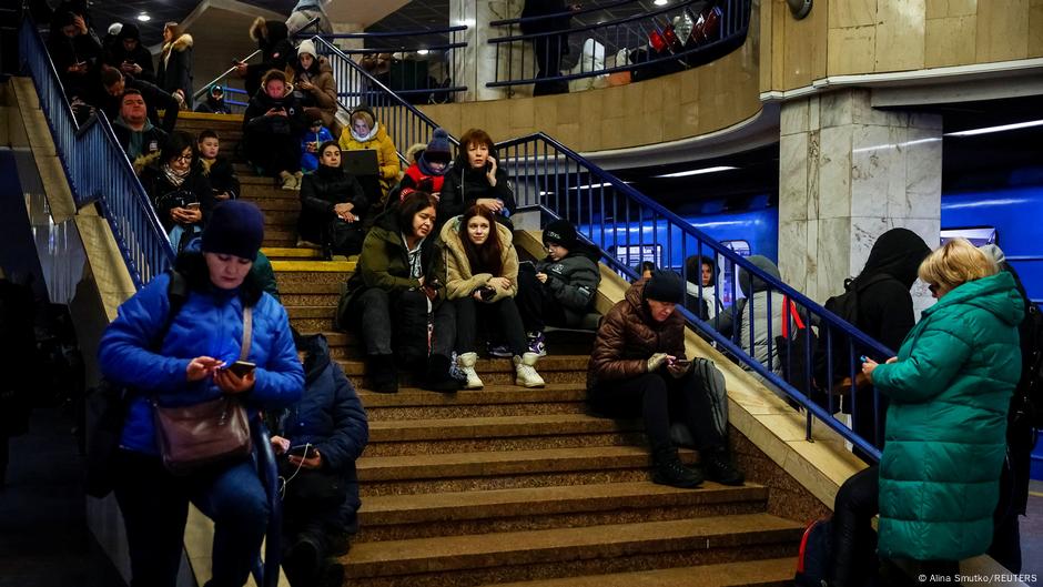 Ljudi u kijevskom metrou tokom vazdušnih napada Rusije