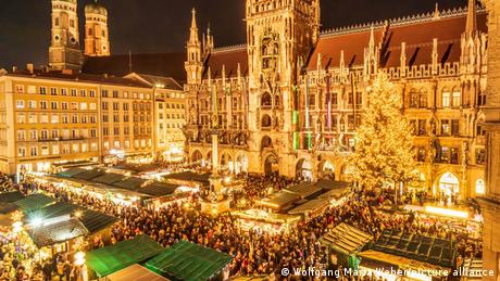 Christkindl- oder Weihnachtsmärkte gehören zur Adventszeit dazu. Um ihre Sicherheit zu gewährleisten, ist die Polizei immer vor Ort.