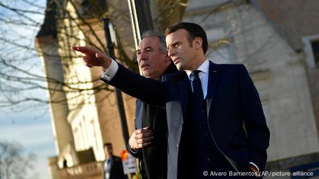 Μια ανάλυση της πολιτικής κρίσης στη Γαλλία και της πτώσης του Μακρόν.