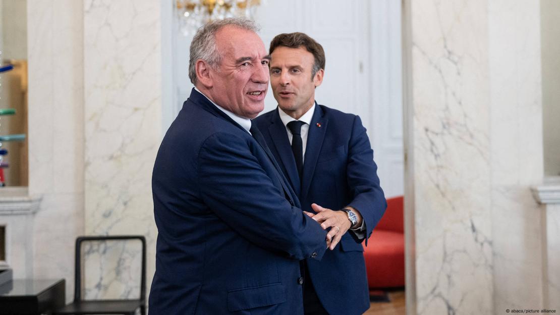 François Bayrou und Emmanuel Macron begrüßen sich wohlwollend im Élyséepalast in Paris  