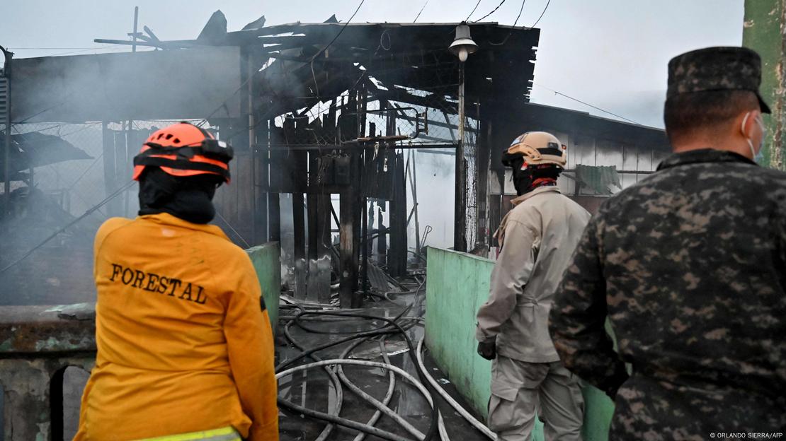 Bomberos y militares colaboran en la extinción del incendio.