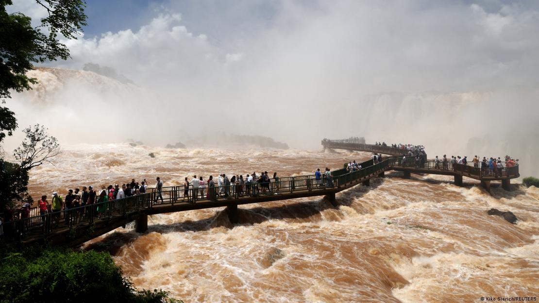 Turistas recorren la pasarela de las cataratas del Iguazú, reabierta tras un cierre por la crecida, en Foz do Iguaçu (Brasil), en diciembre de 2024.