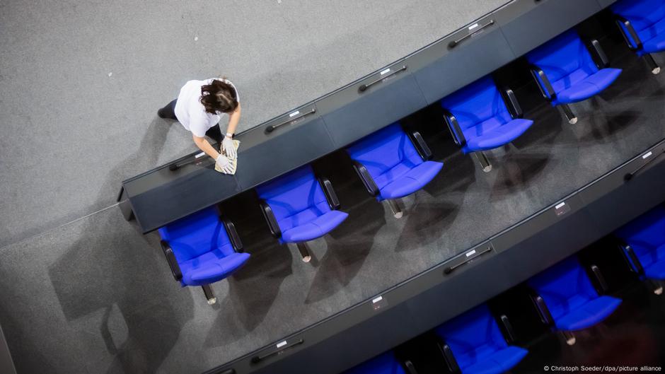 Parlament nastavlja da radi