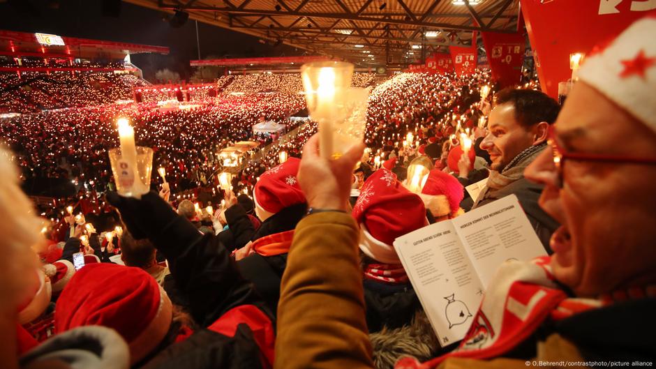 Zajedničko pevanje je u trendu: pevanje božićnih pesama na stadionu u Berlinu