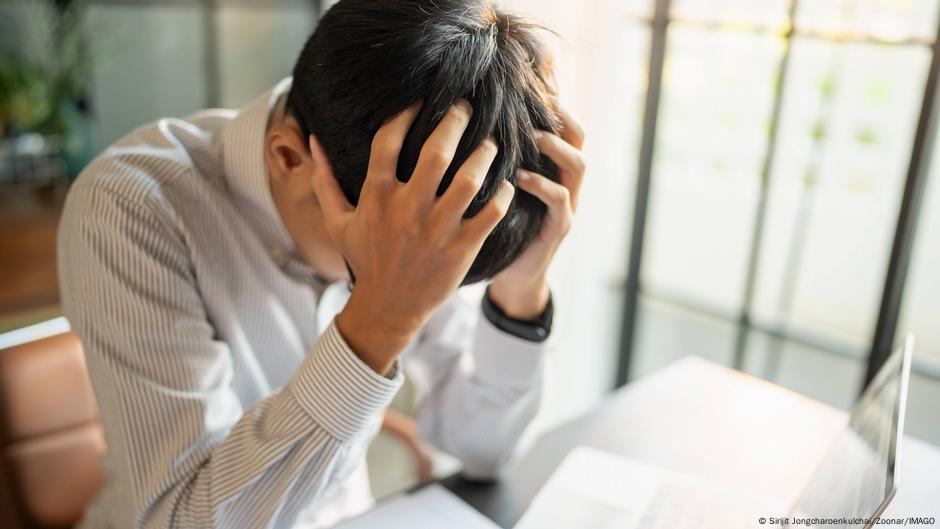 العمل لساعات طويلة "يغير من بنية الدماغ".. فما آثار ذلك؟