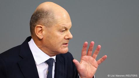 Scholz me dorën ngritur duke folur në Bundestag
