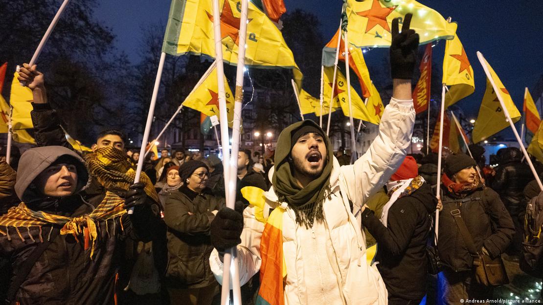 Pessoas com bandeiras em manifestação pró-curdos em Frankfurt, na Alemanha