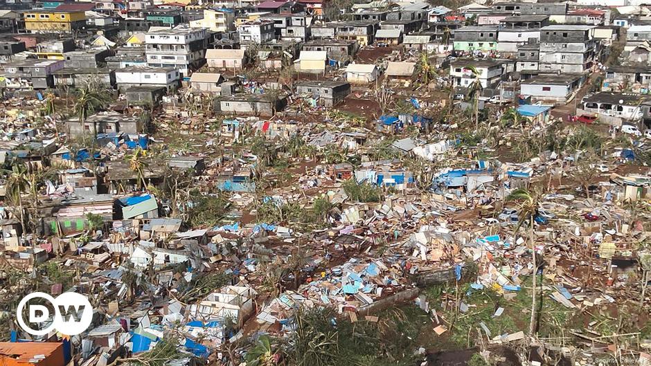 French President Macron vows to visit cyclonehit Mayotte DW 12/17/2024