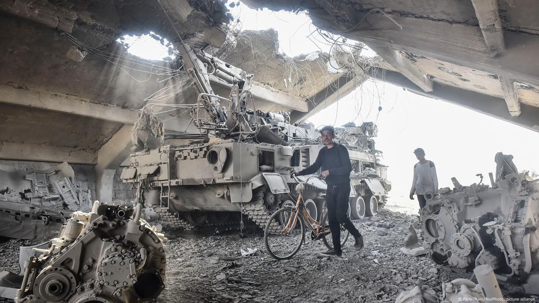 Unas personas caminan por un edificio destruido por el ejército israelí. Unas personas caminan por un edificio destruido por el ejército israelí.