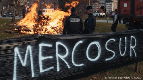 Protesta në Grenoblë, disa objekteve iu është vënë zjarri, policë mbikqyrin protestën