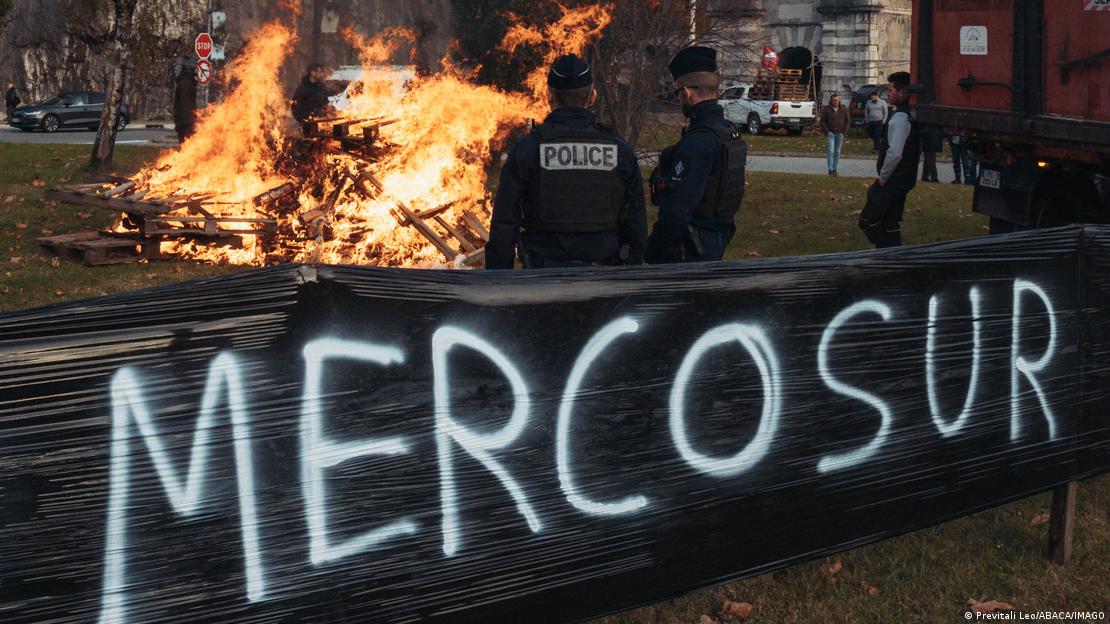 Protesta në Grenoblë, disa objekteve iu është vënë zjarri, policë mbikqyrin protestën