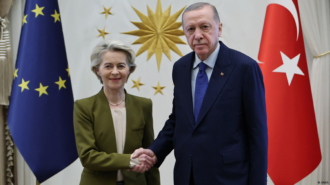Ursula von der Leyen ve Recep Tayyip Erdoğan Ankara'da AB ve Türkiye bayrakları önünde el sıkışıyor