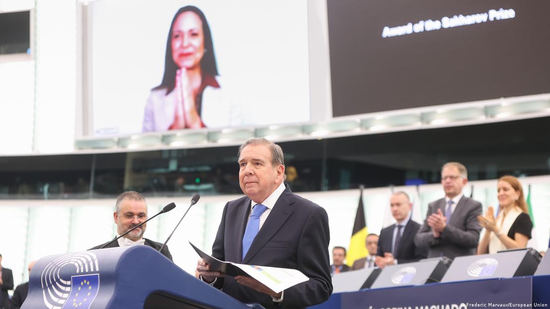 Edmundo González Urrutia recibe el Premio Sájarov para la Libertad de Conciencia para María Corina Machado, otorgado por el Parlamento Europeo, en 2024.