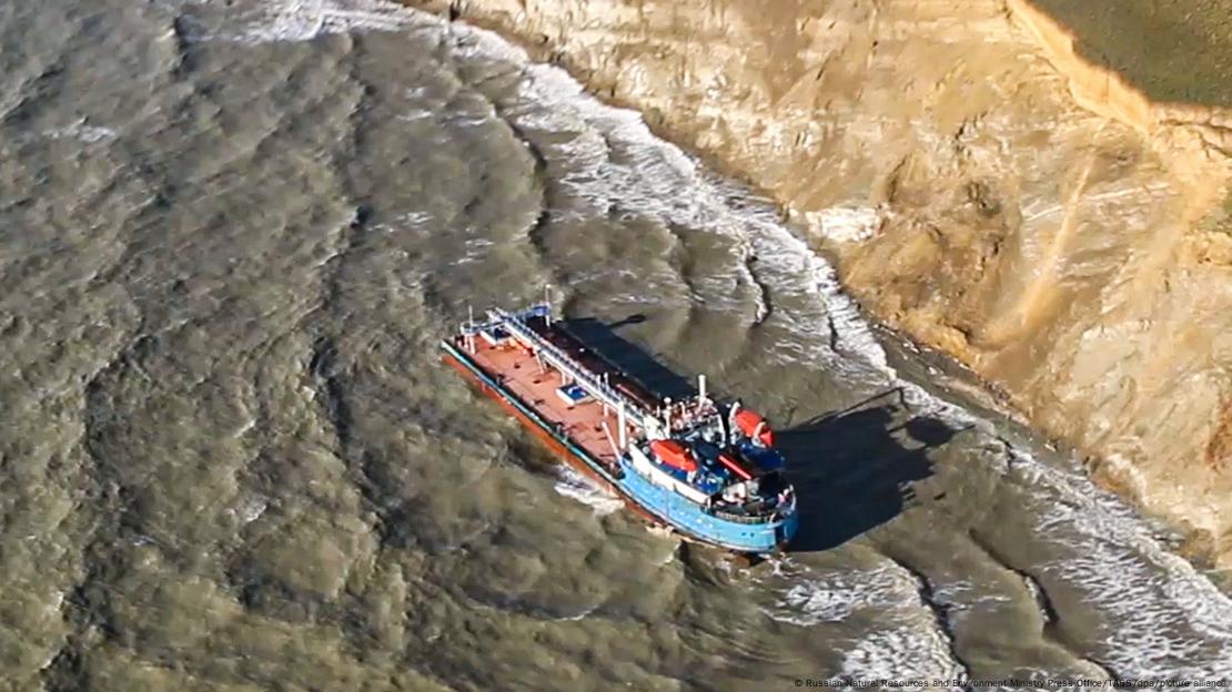 Der Öltanker Volgoneft 239 ist in einer Luftaufnahme nahe der Küste zu sehen