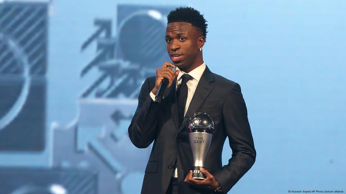 Vinicius Jr recoge el galardón The Best como mejor jugador masculino en Doha, Qatar.