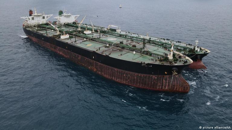 در این تصویر دو کشتی برای انتقال نفت "کشتی به کشتی" در کنار هم در آب قرار گرفته‌اند