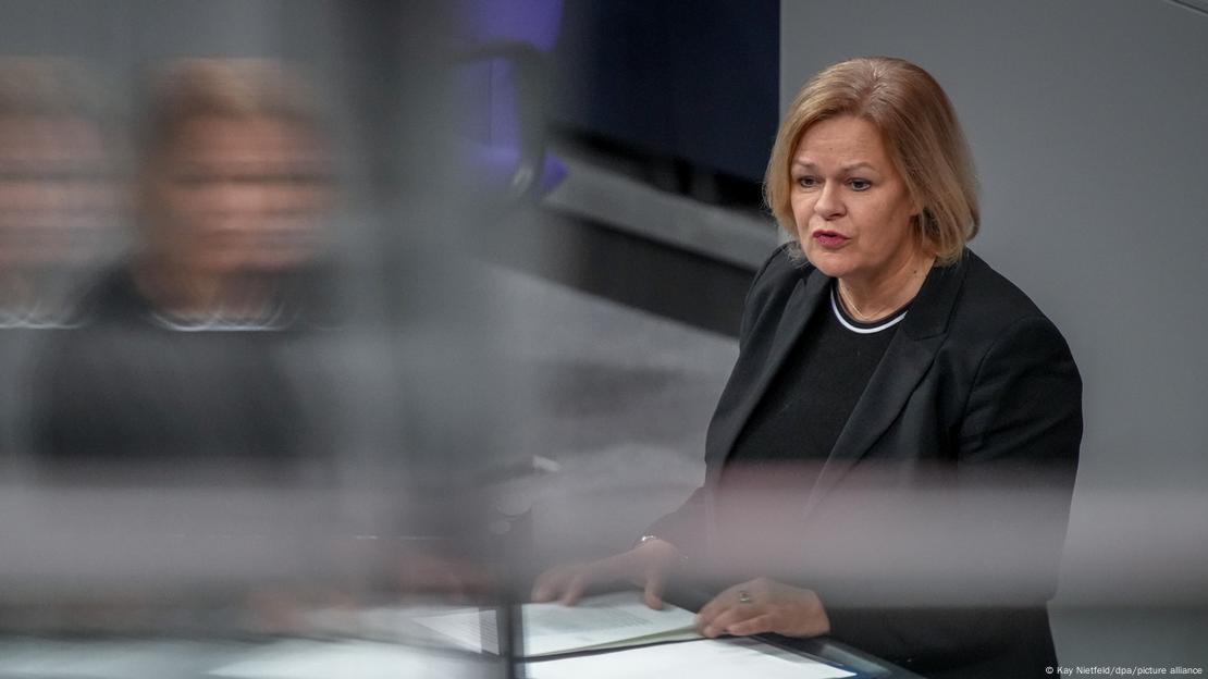 Bundestag Rede Innenministerin Nancy Faeser, Frau in dunklem Jackett steht an Rednerpult im Bundestag 