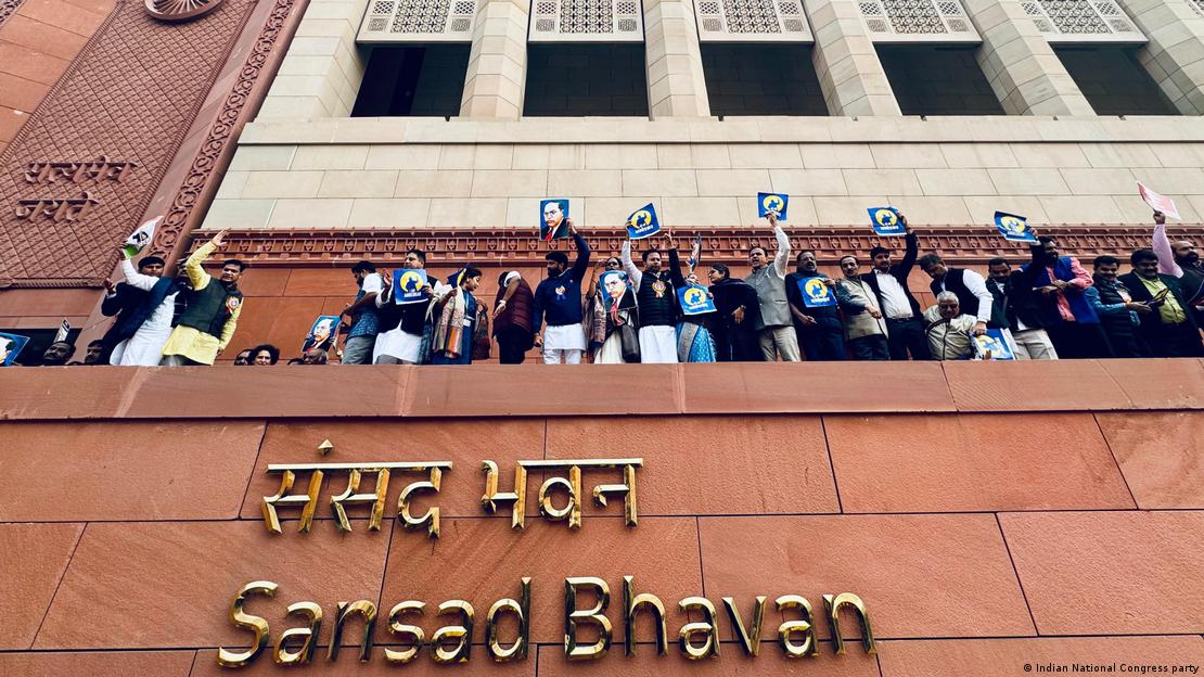 اپوزیشن اراکین پارلیمنٹ کے احاطے میں احتجاج کرتے ہوئے