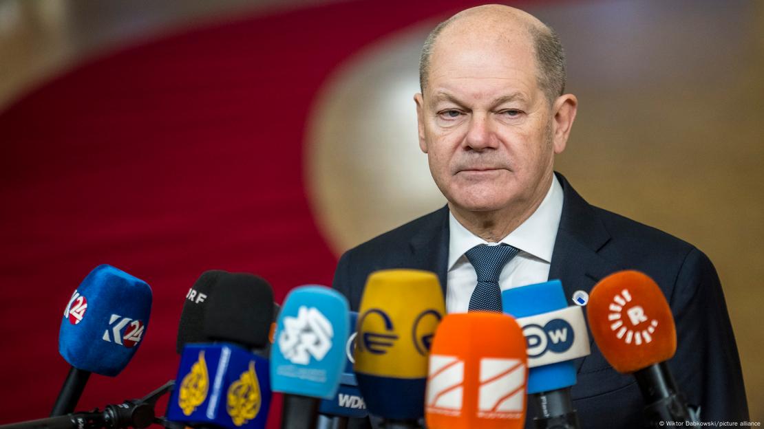 Olaf Scholz spricht in Brüssel zu Journalisten über die Ukraine-Unterstützung