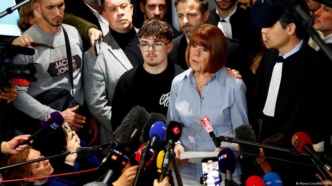 پیلیکو اپنے مقدمے کی سماعت کے موقع پر عدالت کے باہر میڈیا کے نمائندوں سے گفتگو کرتے ہوئے پیلیکو اپنے مقدمے کی سماعت کے موقع پر عدالت کے باہر میڈیا کے نمائندوں سے گفتگو کرتے ہوئے