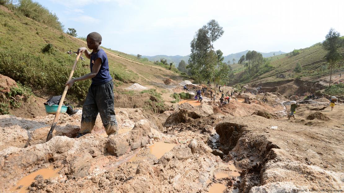 Criança é vista separando minério de pedra em mina no Congo