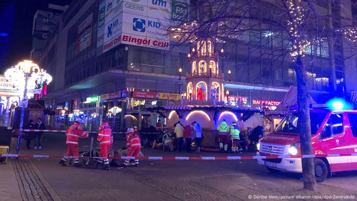 Um morto e vários feridos após carro invadir mercado de Natal na Alemanha