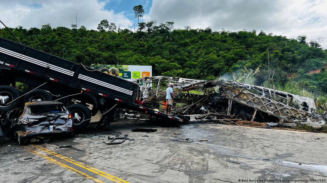 El camión y el autobús, con otro automóvil empotrado, completamente destrozados.