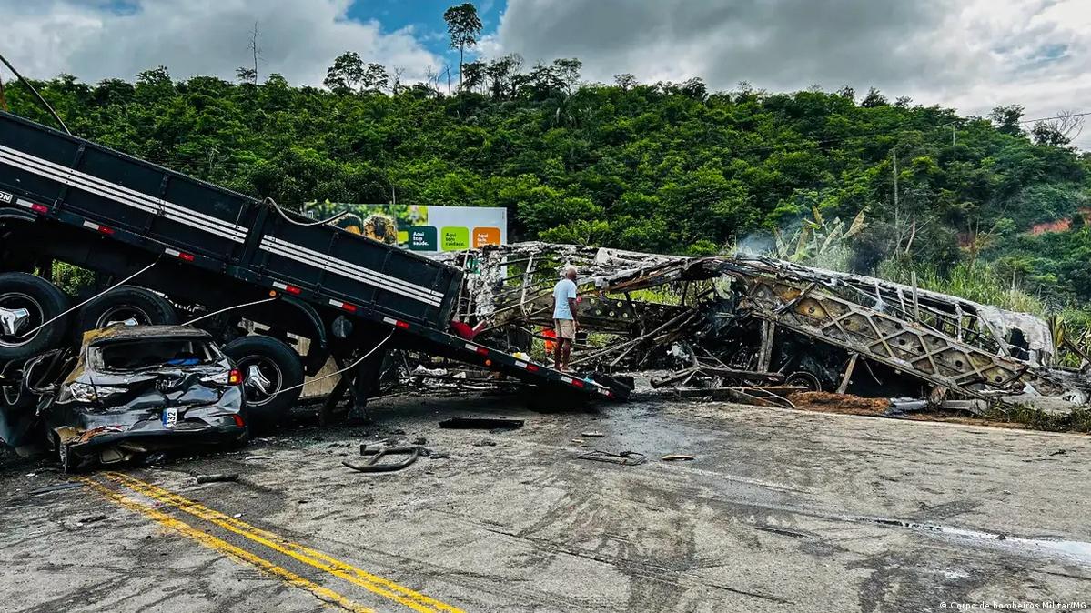 Acidente na BR-116 deixa 41 mortos em Minas Gerais – DW – 22/12/2024, image size:1199x674