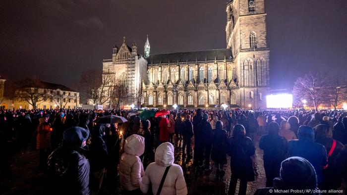 Magdeburg tem dia de homenagens e protestos após ataque