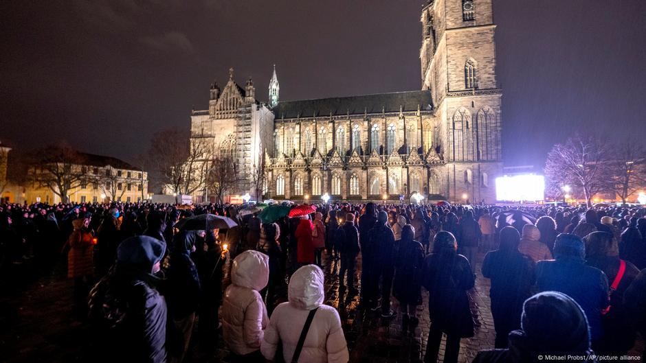 Memorijalni skup ispred katedrale u Magdeburgu, u blizini božićnog vašara na kojem se dogodio napad