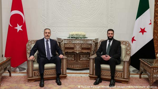 Türkiye Dışişleri Bakanı Hakan Fidan ve Suriye'nin geçici Cumhurbaşkanı Ahmet Şara Şam'da bir araya geldikleri görüşmede basına oturarak poz veriyor Türkiye Dışişleri Bakanı Hakan Fidan ve Suriye'nin geçici Cumhurbaşkanı Ahmet Şara Şam'da bir araya geldikleri görüşmede basına oturarak poz veriyor
