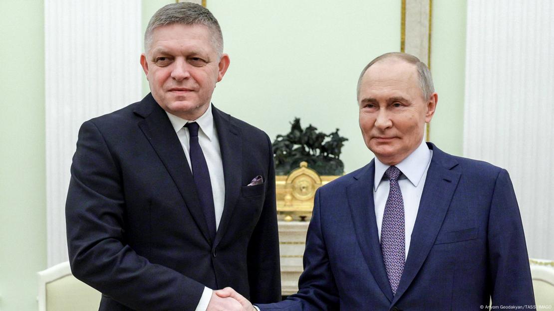 Primeiro-ministro da Eslováquia, Robert Fico, cumprimento presidente russo Vladimir Putin