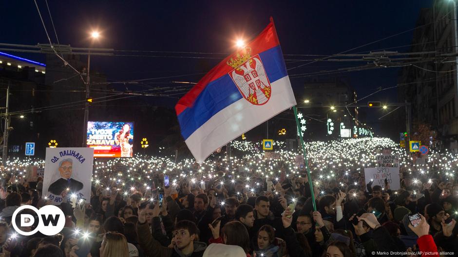 Multitudinaria marcha contra el Gobierno de Serbia – DW – 22/12/2024