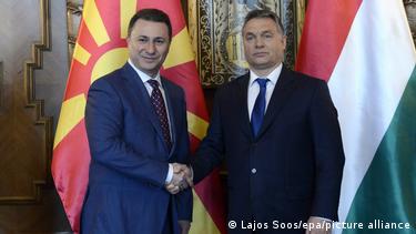 Поранешниот македонски премиер Никола Груевски се ракува со унгарскиот премиер Виктор Прбан. Зад нив се гледаат македонското и унгарското знаме