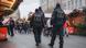 Polizisten gehen über einen Weihnachtsmarkt Polizisten gehen über einen Weihnachtsmarkt