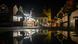 Puestos cerrados de un mercado de Navidad se reflejan en un charco. Una iglesia de fondo.
Puestos cerrados de un mercado de Navidad se reflejan en un charco. Una iglesia de fondo.