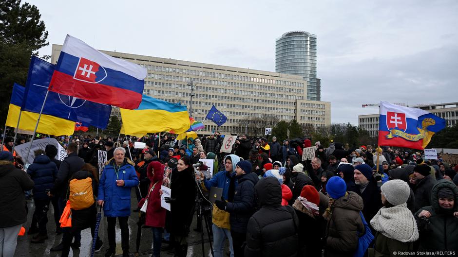 Protest u Bratislavi 23. decembra 2024. protiv posete premijera Roberta Fica Moskvi