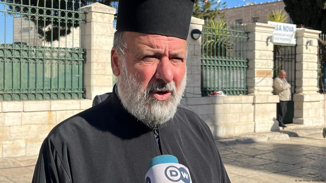 El sacerdote ortodoxo griego Issa Musleh. El sacerdote ortodoxo griego Issa Musleh.