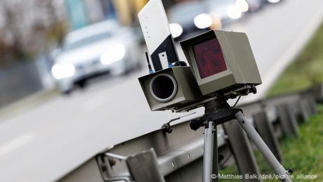 Auf Autobahnen wird die Geschwindigkeit oft mit mobilen Blitzern kontrolliert.