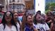 Mulheres protestam contra o desaparecimento de quatro menores no Equador. Uma delas segura cartaz com o nome do meninos. Foto de 23 de dezembro de 2024