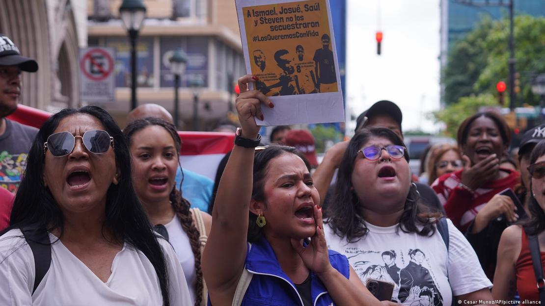 Mulheres protestam contra o desaparecimento de quatro menores no Equador. Uma delas segura cartaz com o nome do meninos. Foto de 23 de dezembro de 2024